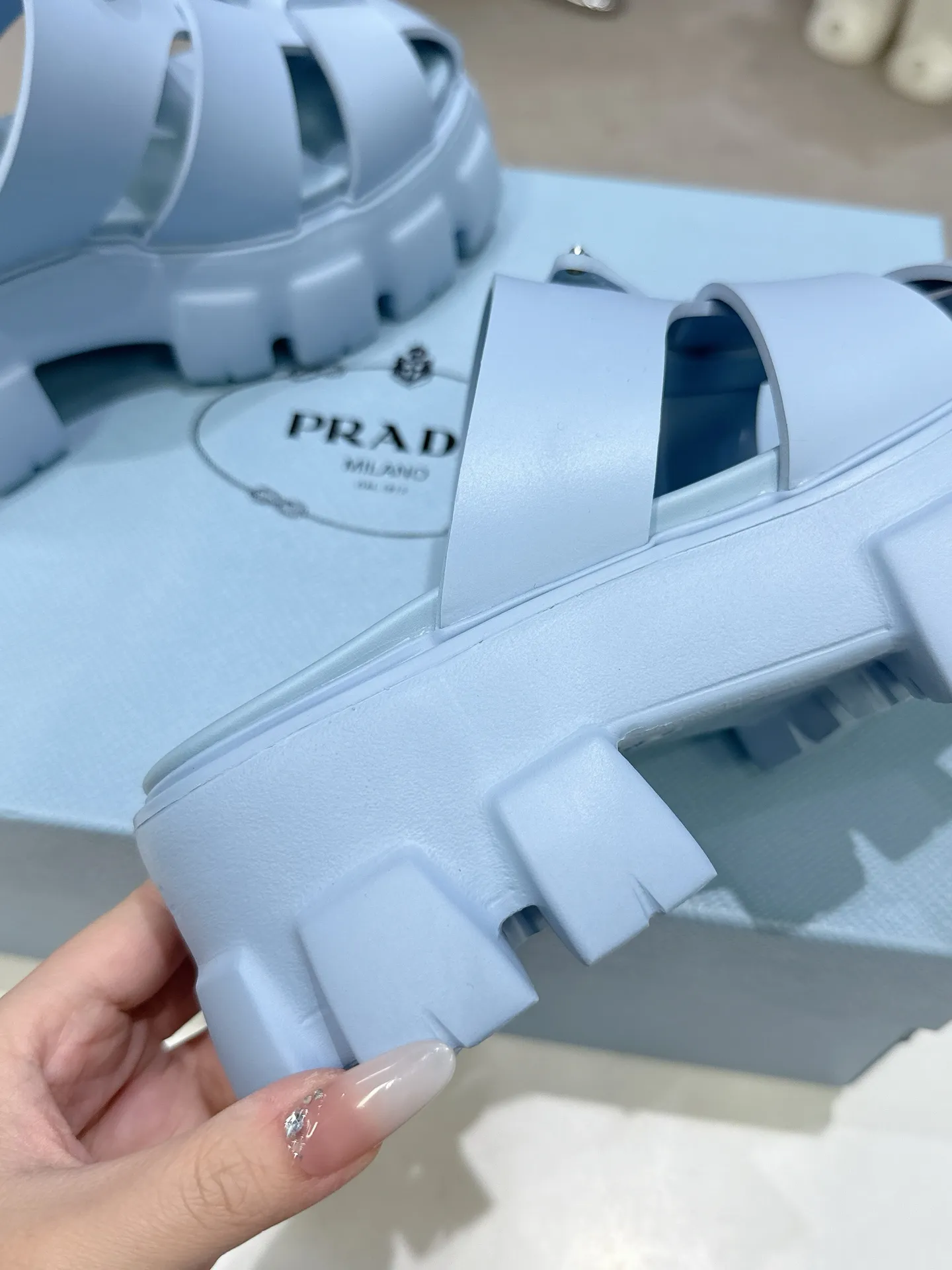 👟👟Ex-factory price 440👟👟 2025 exclusive version super popular🎊🎊🎊prada Prada triangular buckle serrated Roman thick-soled rubber foam ultra-light sandals are retro, fashionable and avant-garde, the upper perfectly restores the original craftsmanship, making the whole pair of shoes light and comfortable, full of holiday feel, bright colors💐💐💐💐 A variety of choices to satisfy fashionable people of different styles! The iconic metal triangle logo is paired with the shape of ancient beach sandals. Every design element is fashionable! Code number 35-40​